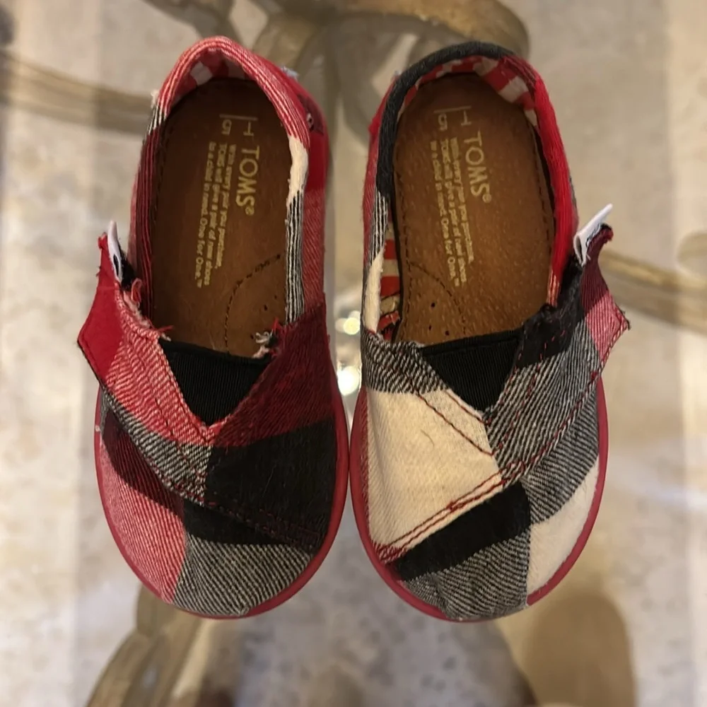 Kids/ toddler Tom’s! Size 5
